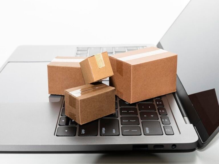 Comparison between dropshipping and affiliate marketing for beginners in 2025